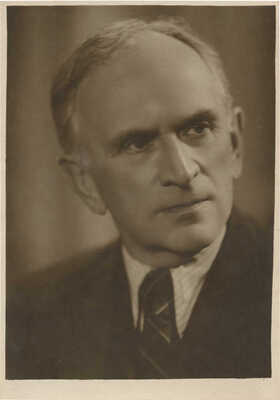 [Лидин В.Г., автограф жене Марии]. Фотопортрет В.Г. Лидина. Москва, 1953.